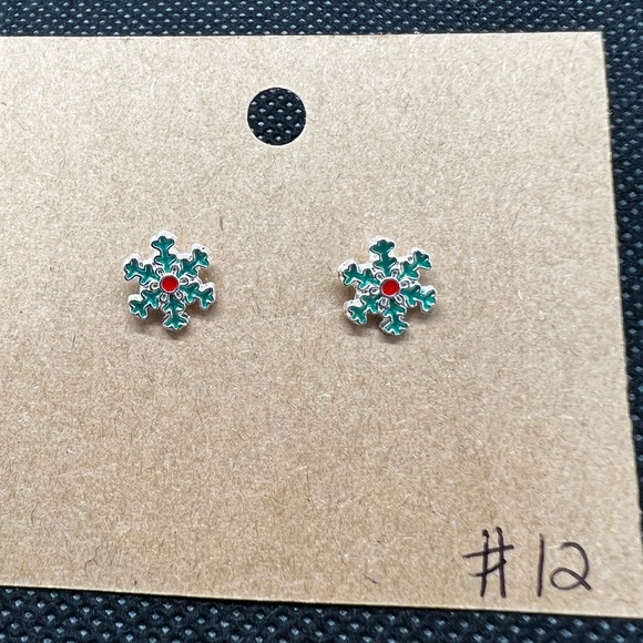 🆕#12 Snowflake studded earrings stocking stuffer Christmas - Picture 1 of 4